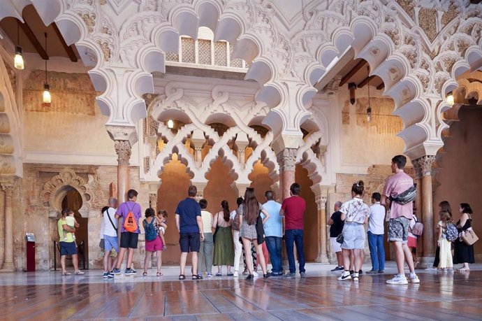 Archivo - Un grupo de visitantes en una de las áreas del Palacio de la Aljafería.