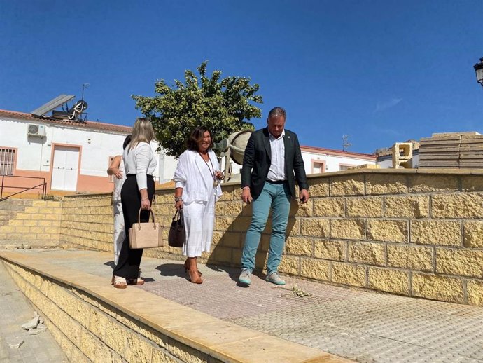 La delegada de Justicia, Administración Local y Función Pública de la Junta en Huelva, Carmen Céspedes (en el centro de la imagen), en su visita a Paterna del Campo.