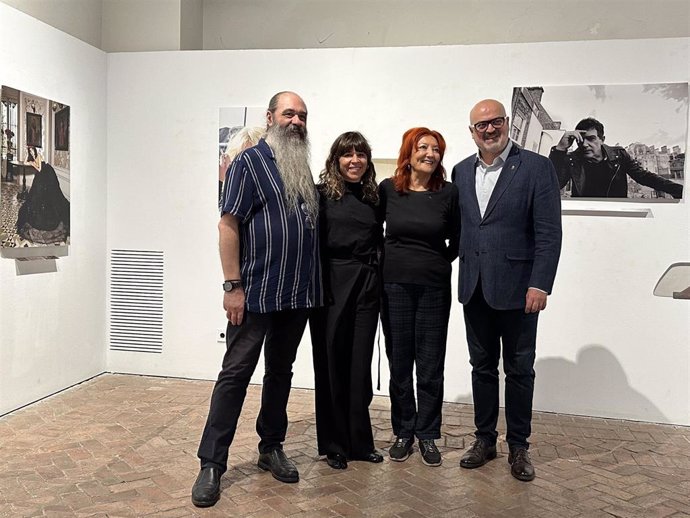 El comisario Antonio Graell (izda), la fotógrafa Leticia Díaz de la Morena, la directora del Hay Festival Segovia, Sheila Cremaschi, y el concejal de Cultura de Segovia, Juan Carlos Monroy.