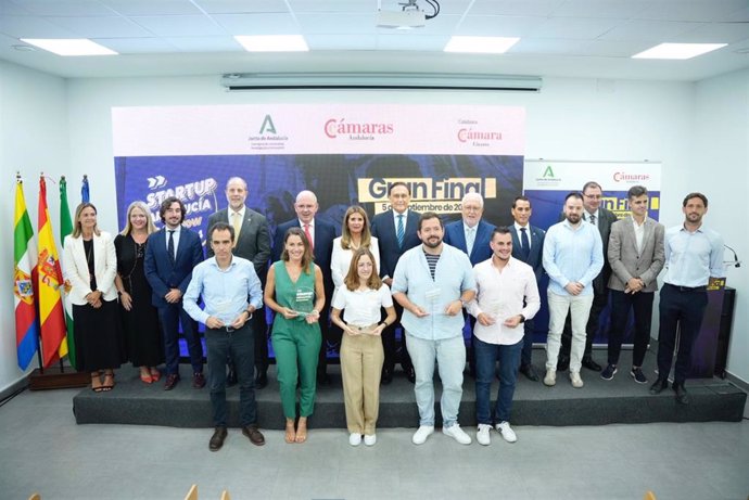 Responsables de los proyectos ganadores en el III 'Startup Andalucía Roadshow', junto a autoridades y responsables de diversas entidades.