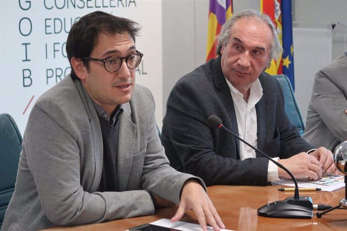 Archivo - El portavoz del PSIB en el Parlament, Iago Negueruela, y el alcalde de Pollença, Martí March, en una foto de archivo.