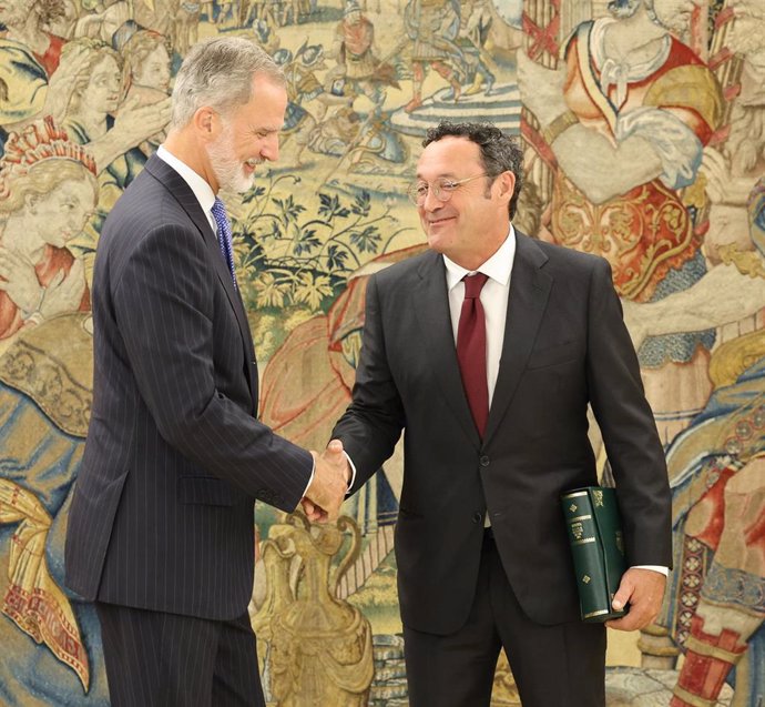 El Rey Felipe VI (i) recibe en audiencia al Fiscal General del Estado, Álvaro García Ortiz (d), para la entrega de la Memoria Anual. 