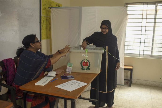 Archivo - Imagen de archivo de una mujer votando en las elecciones de enero en Bangladesh.