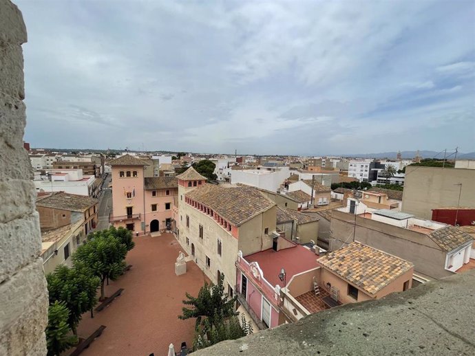 Archivo - El Ayuntamiento de Alfara del Patriarca al fondo de la imagen