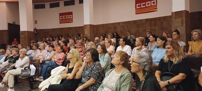 Trabajadores de ayuda a domicilio reunidos en el salón de actos de CCOO Aragón