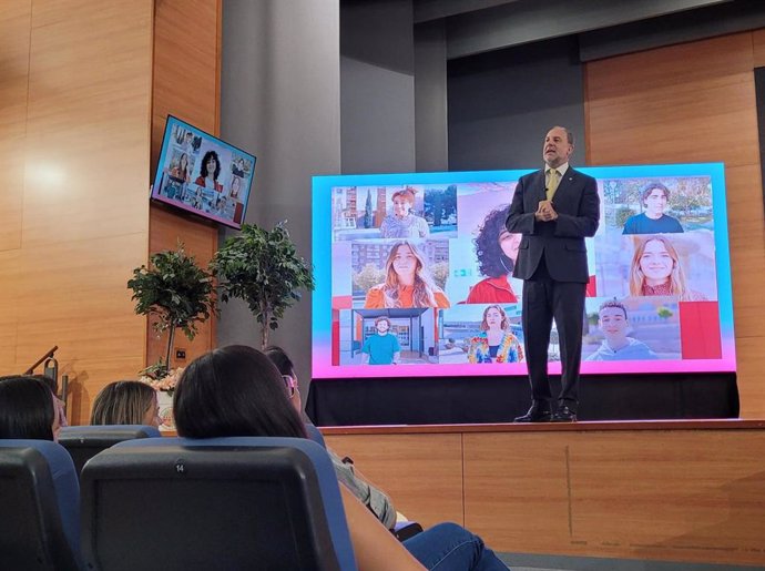 El rector de la UJA, Nicolás Ruiz, interviene en la primera de las Jornadas de Bienvenida a estudiantes de nuevo ingreso.