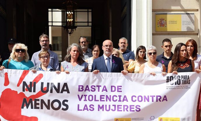 Minuto de silencio en repulsa en la Delegación del Gobierno en Madrid tras confirmarse un nuevo caso mortal de violencia de género