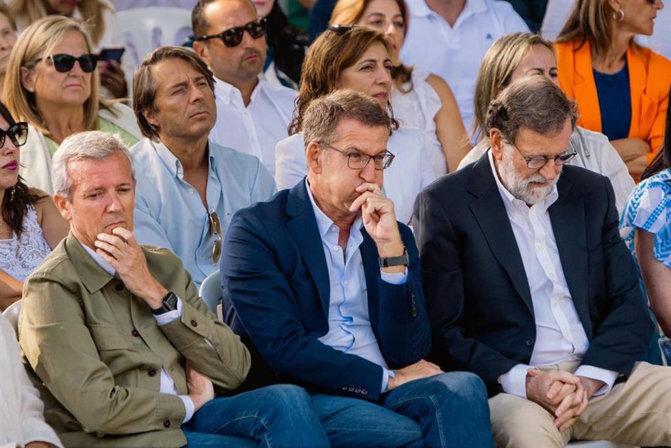 Archivo - (I-D) El presidente de la Junta, Alfnso Rueda; el presidente del Partido Popular, Alberto Núñez Feijóo, y el expresidente del Gobierno, Mariano Rajoy, durante la inauguración del curso político en el Castillo de Soutomaior, a 27 de agosto de 2