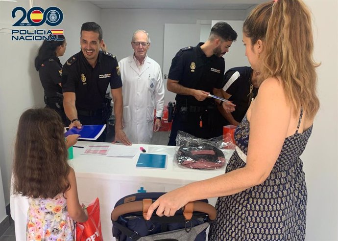 Miembros de Policía Nacional en Jerez entregan material escolar a familias con menos recursos a través de una iniciativa conjunta con la Obra Social de San Juan Grande.