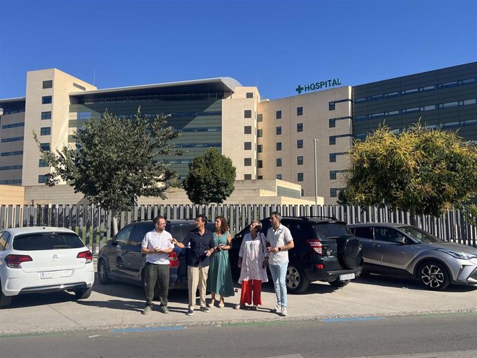 El portavoz del PSOE en el Ayuntamiento de Granada, Paco Cuenca (2i), en una visita al entorno del Clínico