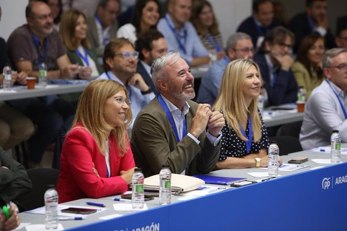 El presidente del PP Aragón, Jorge Azcón, junto a la secretaria general regional, Ana Alós, y la vicepresidenta del Gobierno autonómico, Mar Vaquero, en la inauguración de la escuela de verano 'Antonio Torres'.