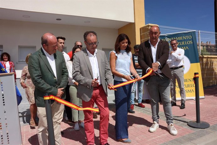 El presidente de la Diputación, Miguel Ángel de Vicente; la delegada territorial de la Junta, Raquel Alonso, y el alcalde de Palazuelos, Jesús Pastor, cortan la cinta inaugural del nuevo consultorio médico de Palazuelos de Eresma