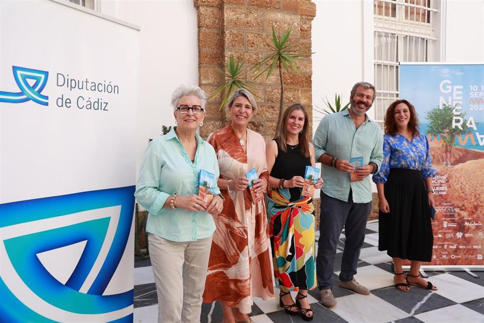 La diputada de Igualdad, Susana Sánchez, la concejala de Igualdad del Ayuntamiento de Chiclana, María Ángeles Martínez, la directora del Festival, Oliva Acosta, la presidenta de Aamma, Agus Jiménez, y el director de la SGAE en Andalucía, José Lucas Chav
