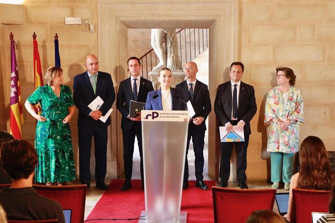 La presidenta del Govern, Marga Prohens, después de la Conferencia de Presidentes de los Consells insulares con los presidentes insulares en el Consolat de Mar.