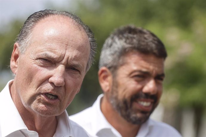 El presidente de la Cámara de Comercio de Valencia, José Vicente Morata, y el president de la Generalitat, Carlos Mazón, asisten al encuentro con empresarios organizado por la Cámara de Comercio de Valencia.