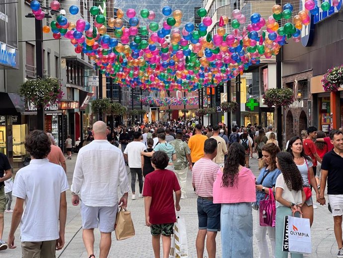 Turistas por la avenida Meritxell de Andorra la Vella