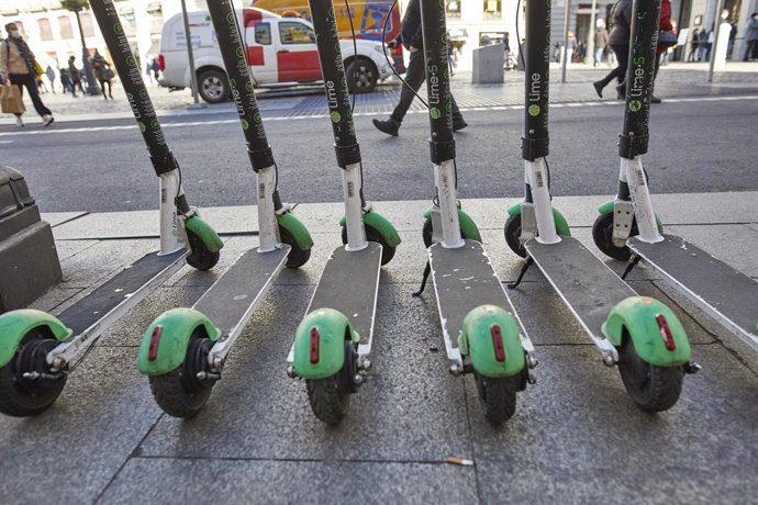 Archivo - Varios patinetes eléctricos estacionados en el centro de Madrid (España), a 3 de enero de 2021