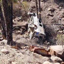 Heridas dos personas al precipitarse un coche desde una altura de 15 metros por un baranco en Gran Canaria