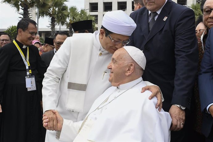 El  Imam Nasaruddin Umar besa al Papa Francisco en el túnel de la amistad de Yakarta