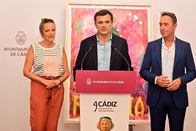 El alcalde de Cádiz, Bruno García, junto a la teniente de alcalde de Cultura del Ayuntamiento, Maite González, y el primer teniente de alcalde, José Manuel Cossi, presentan la programación de 'Cádiz Fenicia 2024'