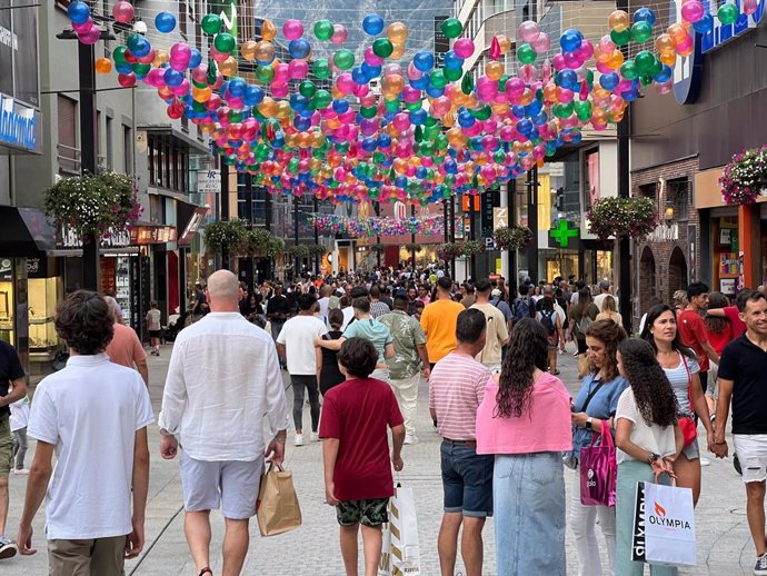 Turistes per l'avinguda Meritxell d'Andorra la Vella