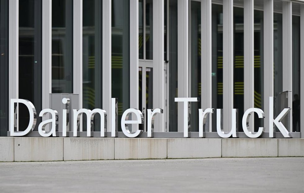 Archivo - PRODUCTION - 28 February 2024, Baden-Wuerttemberg, Leinfelden-Echterdingen: The lettering of the truck manufacturer Daimler Truck stands in front of the headquarters in Leinfelden-Echterdingen. Photo: Bernd Weibrod/dpa