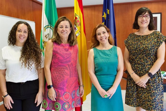 La consejera de Desarrollo Educativo y Formación Profesional, María del Carmen Castillo, segunda por la izquierda, con miembros de Codapa.