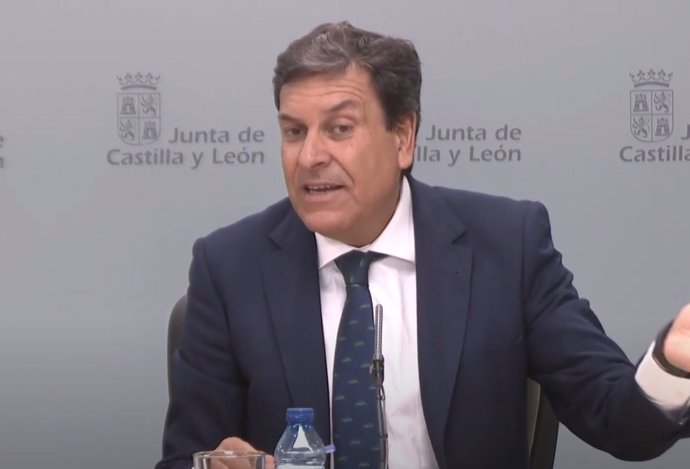 El portavoz y consejero de Economía y Hacienda de la Junta, el 'popular' Carlos Fernández Carriedo, en rueda de prensa posterior al Consejo de Gobierno