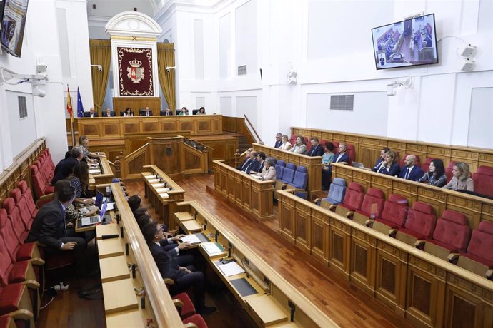 Pleno.- Luz verde a techo de gasto de C-LM ante la propuesta de recortes de Vox y las críticas de PP por el cupo catalán