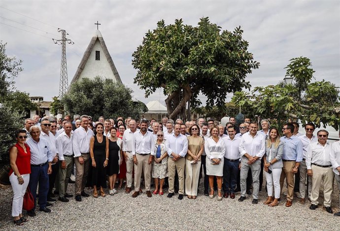 El president de la Generalitat, Carlos Mazón, junto con el presidente de la Cámara de Comercio de Valencia, José Vicente Morata, asiste al encuentro con empresarios organizado por la Cámara de Comercio de Valencia.