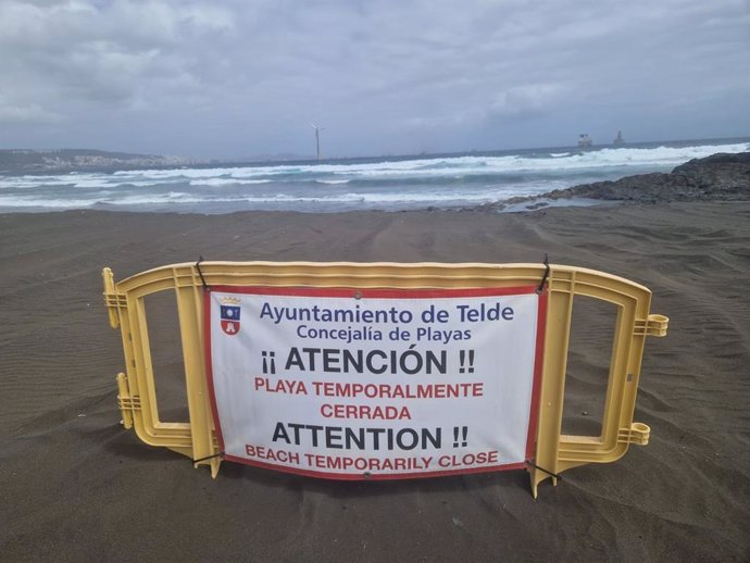 Cerradas las playas de San Borondón y Palos, en Telde (Gran Canaria), por el vertido de fueloil