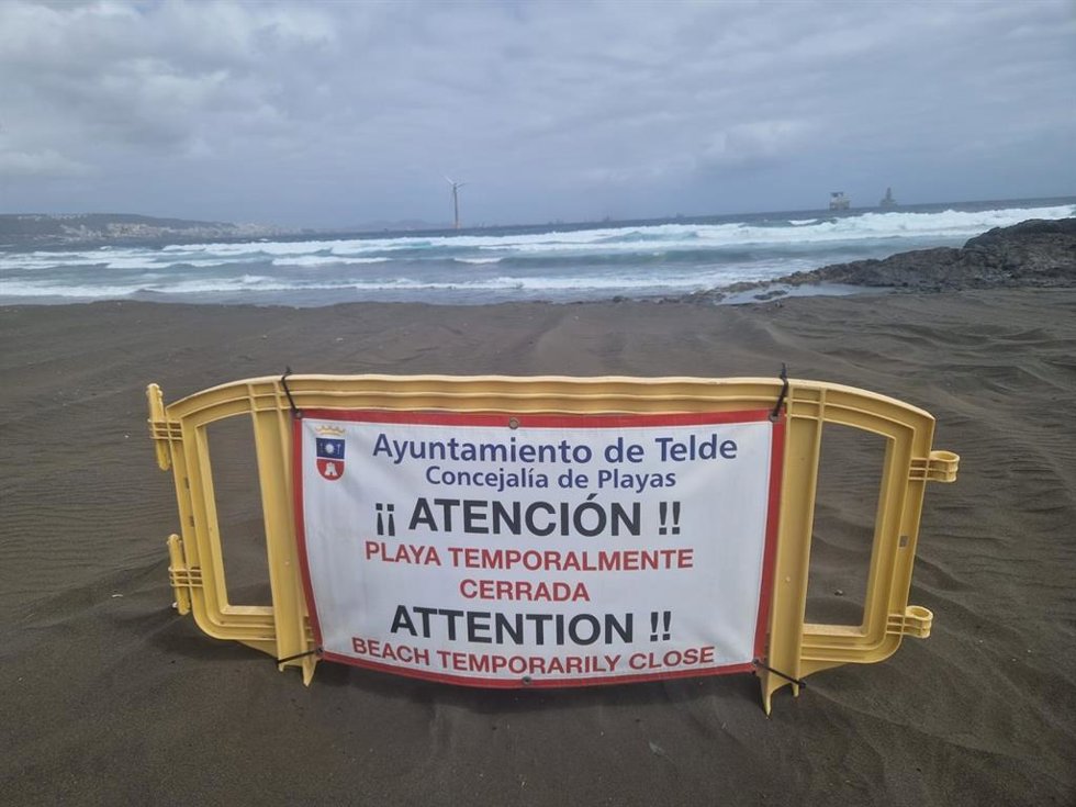 Cerradas las playas de San Borondón y Palos, en Telde (Gran Canaria), por el vertido de fueloil