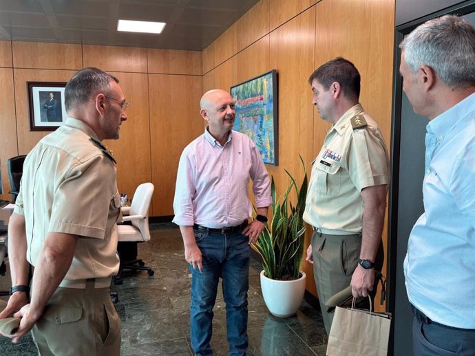 El alcalde de Dos Hermanas recibe a los responsables de la base militar de El Copero.