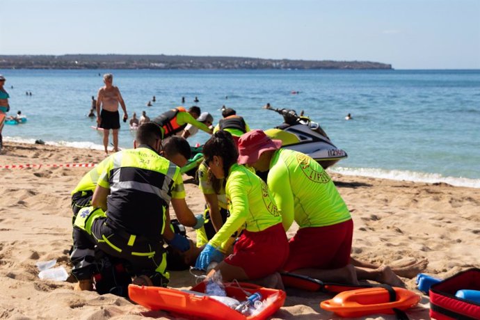 Servicios de emergencia participan en un simulacro en Playa de Palma.