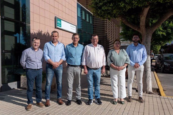 Cargos socialistas junto al consultorio de Santo Domingo en El Ejido (Almería)