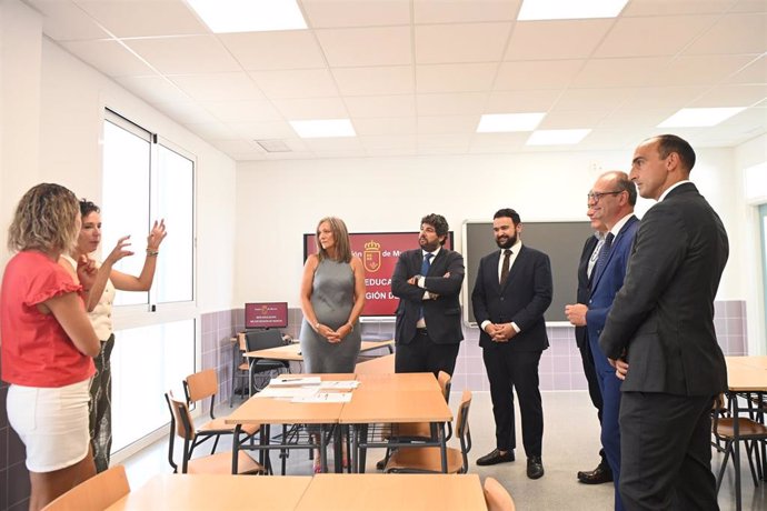 El jefe del Ejecutivo autonómico, Fernando López Miras, durante el acto de inauguración el nuevo pabellón de Educación Primaria del CEIP Rey Juan Carlos acompañado por el alcalde del municipio, Joaquín Zapata