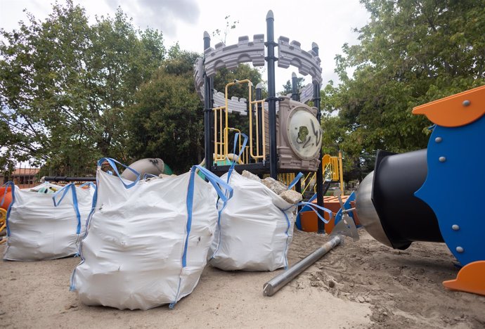 Desmontaje del parque La Boni, a 5 de septiembre de 2024, en Madrid (España). Tras nueve años de negociaciones y procesos judiciales, la Duquesa del Infantado ha recuperado un terreno que ha sido usado durante más de cincuenta años como parque infantil gr