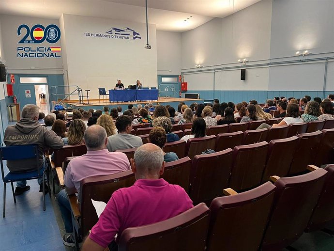 La Policía Nacional imparte un charla a los docentes en el Instituto Delhuyar