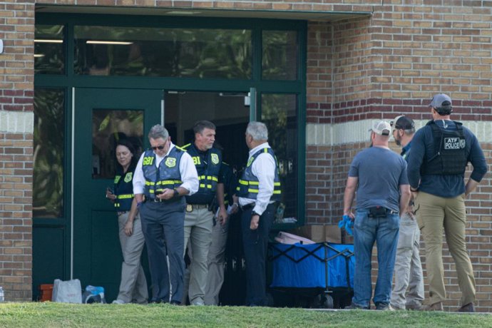 September 4, 2024, Winder, Georgia, USA: Law Enforcement agents gather at a rear door entrance at Apalachee High School after a deadly shooting that killed 4 people. Two students and two teachers were killed and nine people were injured in the shooting at