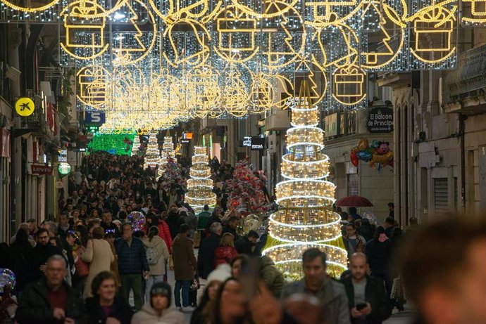 Archivo - Varias personas pasean por el centro de la ciudad de Vigo para disfrutar de la iluminación navideña, a 17 de diciembre de 2022, en Vigo, Pontevedra, Galicia (España). 