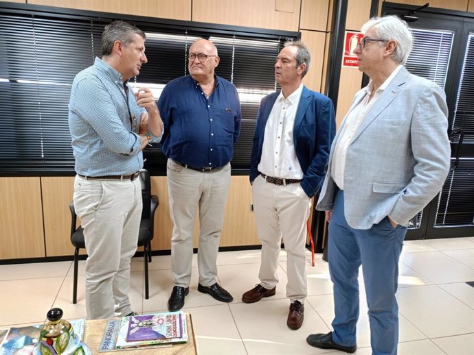 El delegado de Agricultura, Pesca, Agua y Desarrollo Rural en Córdoba, Francisco Acosta (izda.), en su visita a La Rambla.