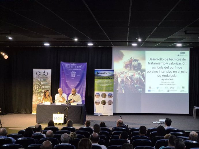 Autoridades participantes en la presentación de los resultados preliminares del proyecto Agropuritech, una iniciativa para impulsar el tratamiento sostenible de los purines en la producción intensiva de porcino.