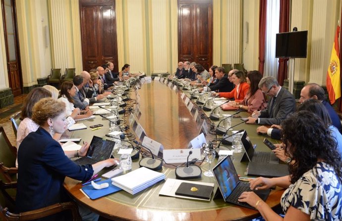 El ministro de Agricultura, Pesca y Alimentación, Luis Planas, y su comité de dirección.