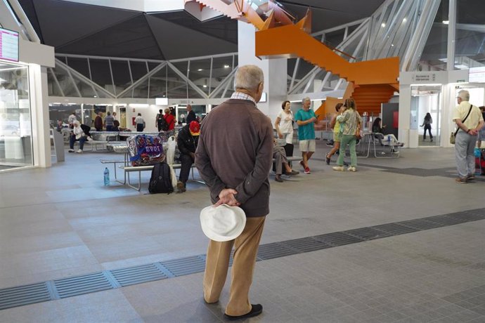 Archivo - Una persona en la nueva estación de autobuses de Logroño 