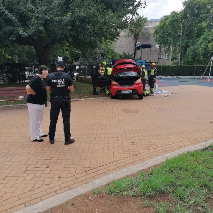 Un conductor drogado atropella a tres personas en una plaza en Dénia