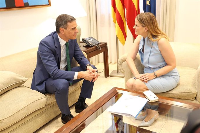 Archivo - El presidente del Gobierno, Pedro Sánchez, y la presidenta del Govern, Marga Prohens, en el Consolat de Mar.