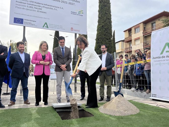 Archivo - Marino Aguilera (c), en el acto de colocación de la primera piedra del centro de saud de Alcalá la Real.