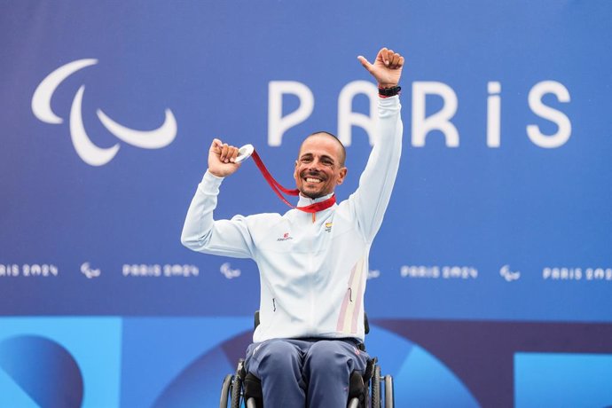 Sergio Garrote con la medalla de plata de la prueba de línea H1-2 del ciclismo en carretera de los Juegos Paralímpicos de París