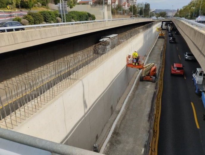 Operarios trabajan en las obras de cobertura de la ronda de Dalt.