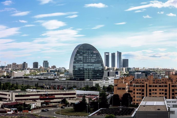 Archivo - Fachada del edificio ‘La Vela’, en la ciudad del BBVA, a 30 de abril de 2024, en Madrid (España). BBVA está estudiando una posible fusión con Banco Sabadell y ha contratado a varios asesores para analizar la operación, según ha informado el banc